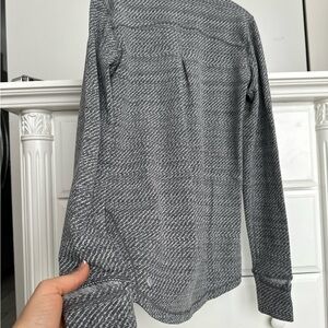 LULULEMON 1/2 ZIP PERFORMANCE PULLOVER
Size: Women’s S- M